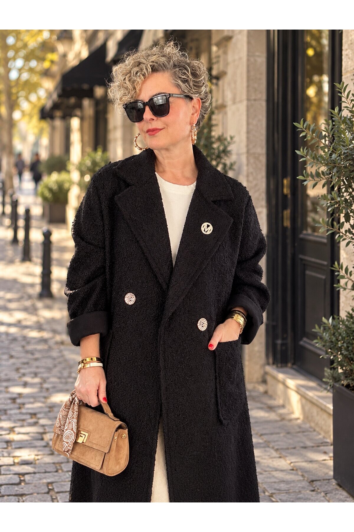 Mella | İthal Broş Detaylı Buklet Dokulu Keçe Uzun Kaban Siyah