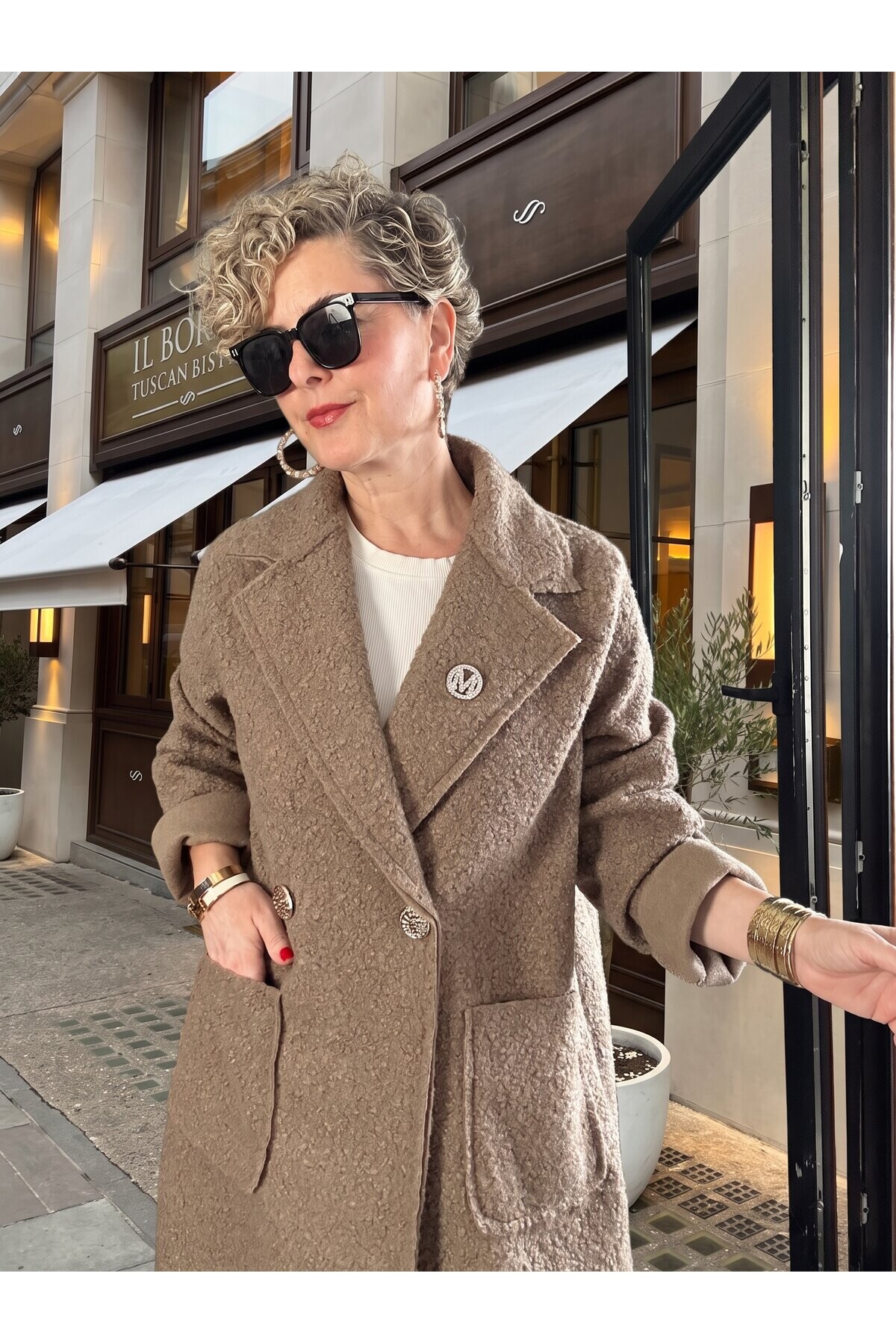 Mella | İthal Broş Detaylı Buklet Dokulu Keçe Uzun Kaban Vizon