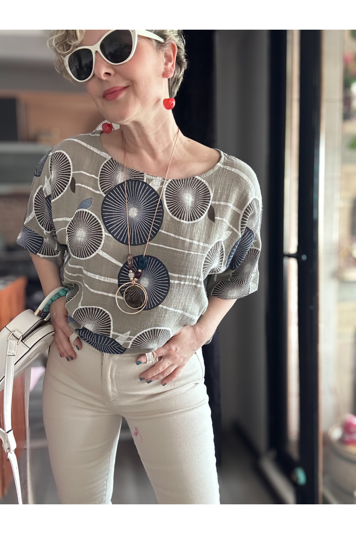 Limmo Desenli  İthal Kolyeli Tasarım Bluz Vizon