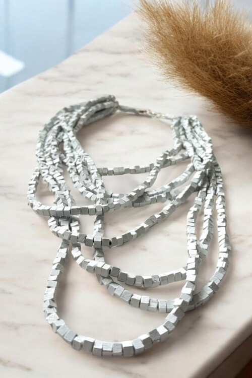 Beyaz Tahta Otantik Sekiz Sıra Kolye