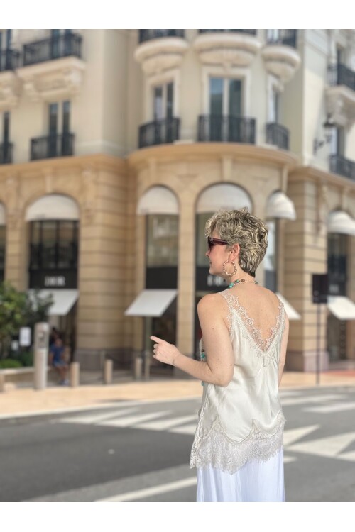 Senza Dantel Detaylı Premium Saten V Yaka Bluz Bej